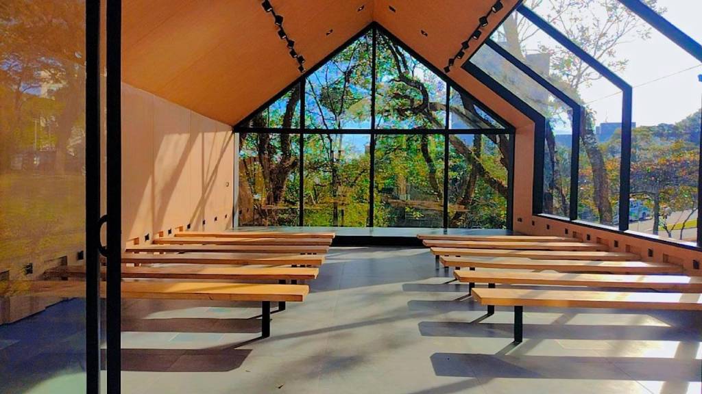 Palácio dos Bandeirantes inaugura capela minimalista com painéis de vidro