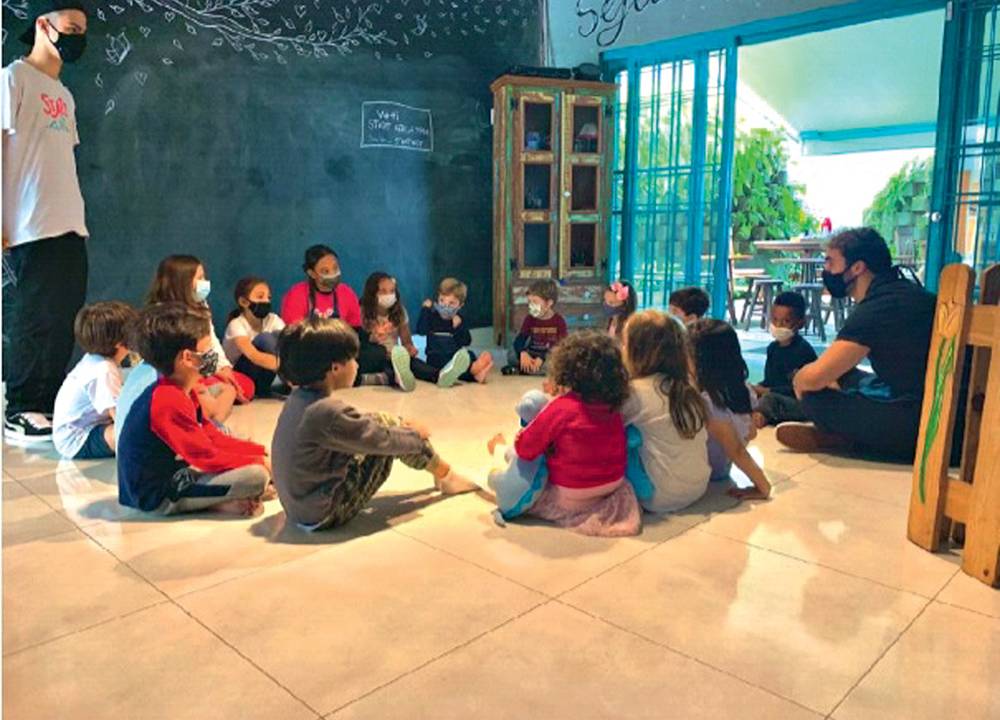Imagem mostra sala com diversas crianças