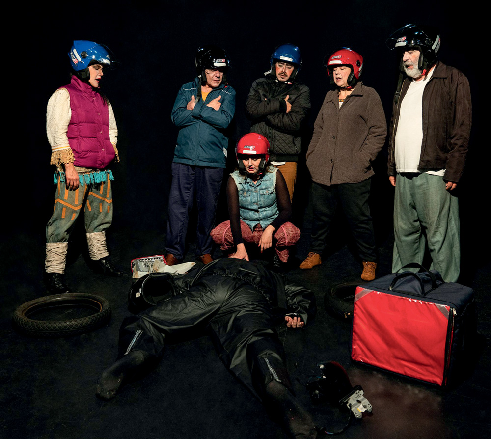 Peça volta à Idade Média para trazer drama de entregadores de aplicativo