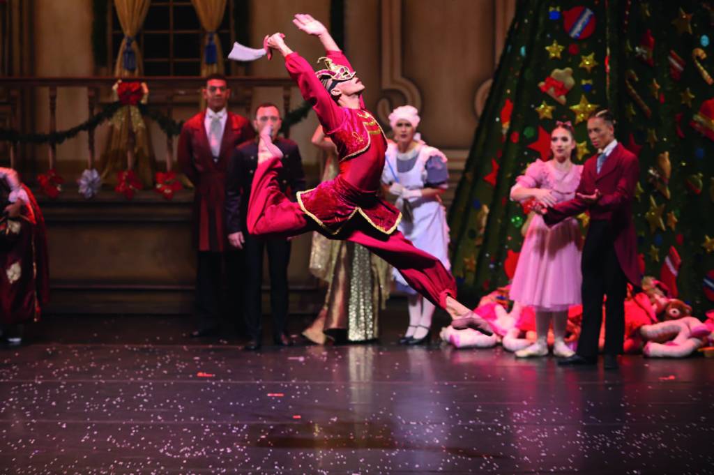 Crédito_ Reginaldo Azevedo_Divulgação .JPG Bailarino flutua no ar no espetáculo de dança