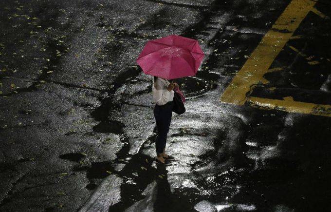 Insegurança para andar sozinho à noite afeta 51% dos brasileiros