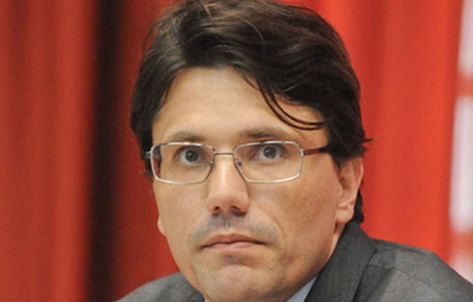 Benini é formado em administração de empresas e tem mestrado em economia