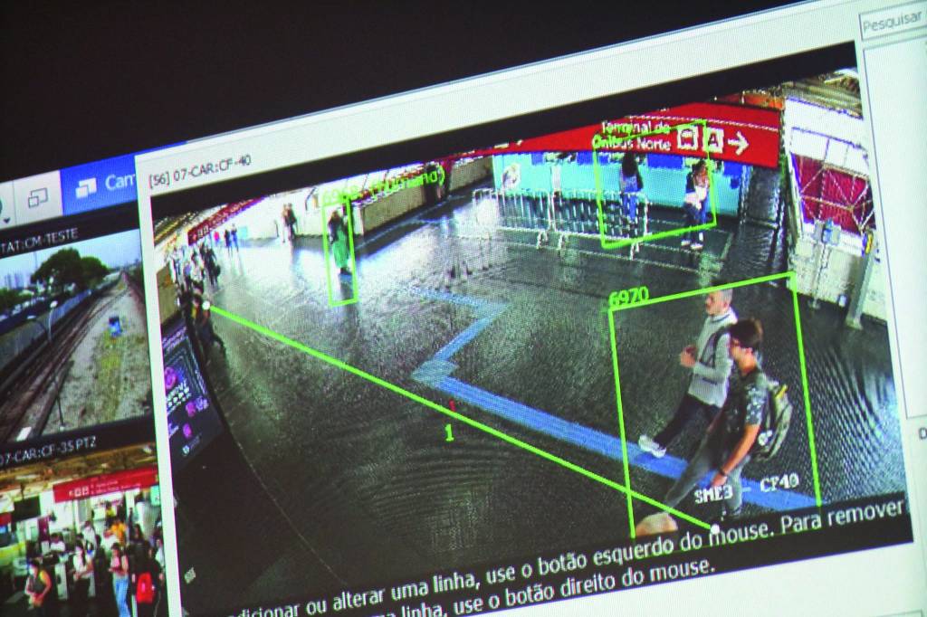 FOTO 2 – Credito Governo do Estado de São Paulo Divulgação.jpg Imagem de câmera de monitoramento no metrô. Foca em dois homens andando