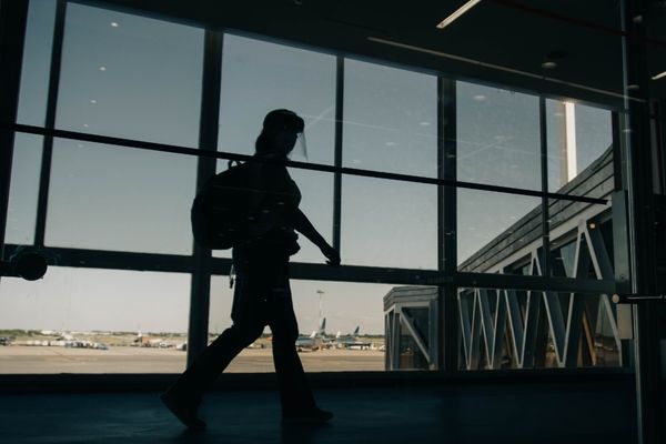 Pessoa andando em aeroporto