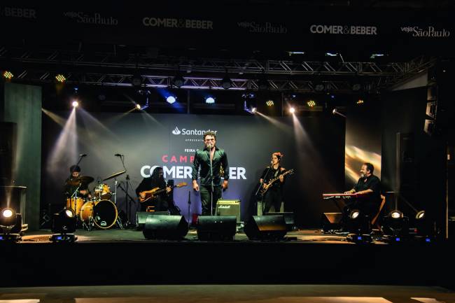 Show de Leo Maia agitou a Feira