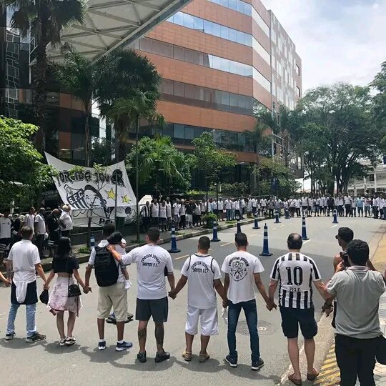Torcedores prestam solidariedade a Pelé na porta do hospital em São Paulo