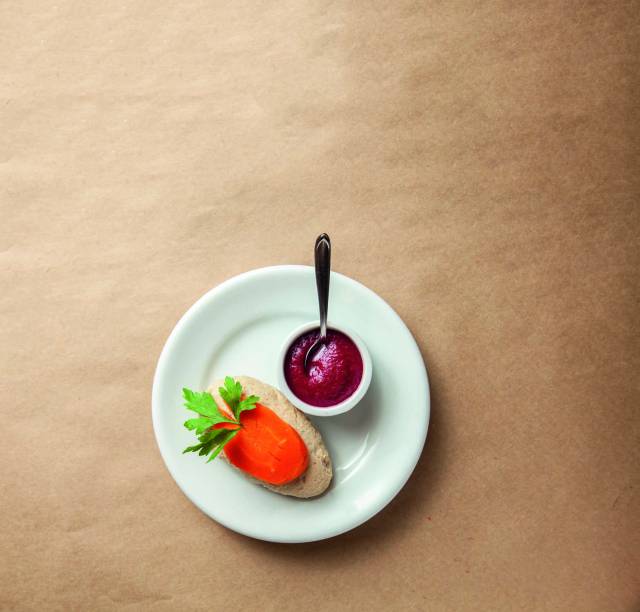 Gefilte fish: bolinho de peixe cozido com raiz-forte e beterraba Gefilte fish: bolinho de peixe cozido com raiz-forte e beterraba