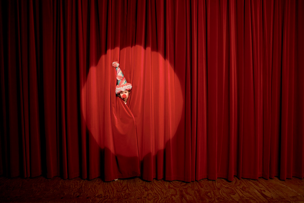 Imagem mostra cortina vermelha de teatro