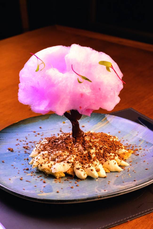 Tiramisu Paparoto Cucina Tiramisu com espécie de árvore cor de rosa cuja copa é feita por algodão doce