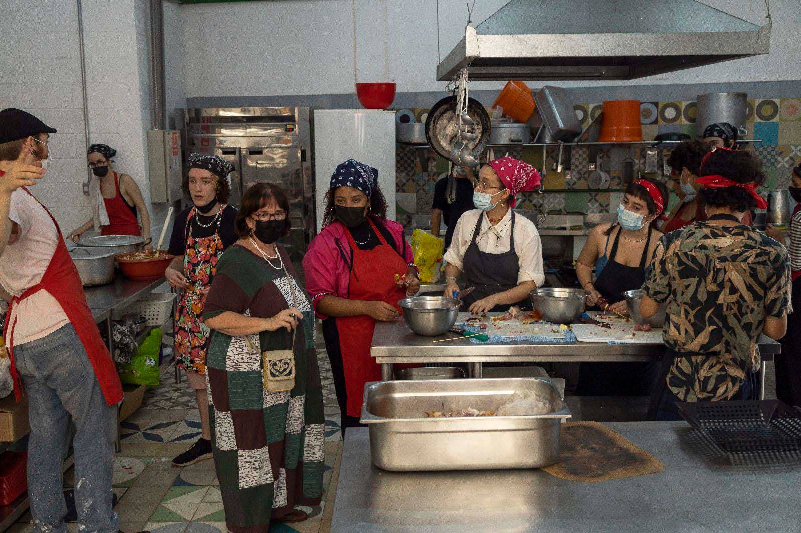 O colégio sem diretor, funcionários ou bedéis onde gestão é feita por alunos e professores