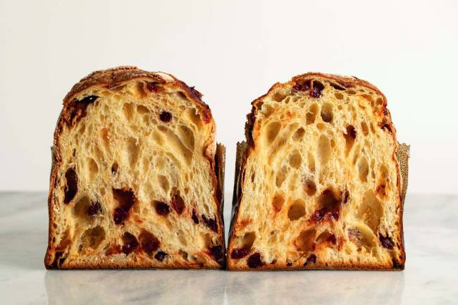 Mag Market Panetone Panetone cortado ao meio com as duas metades lado a lado, a parte do corte voltada para a frente