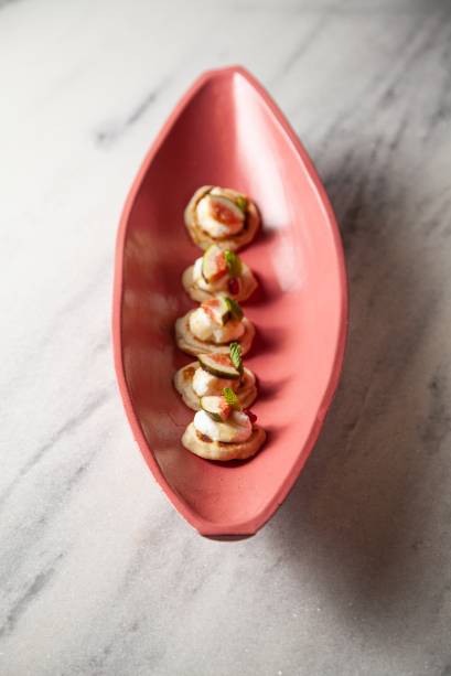 Canapé: minipão pita que com queijo de cabra, figo, romã e hortelã Canapé: minipão pita que com queijo de cabra, figo, romã e hortelã