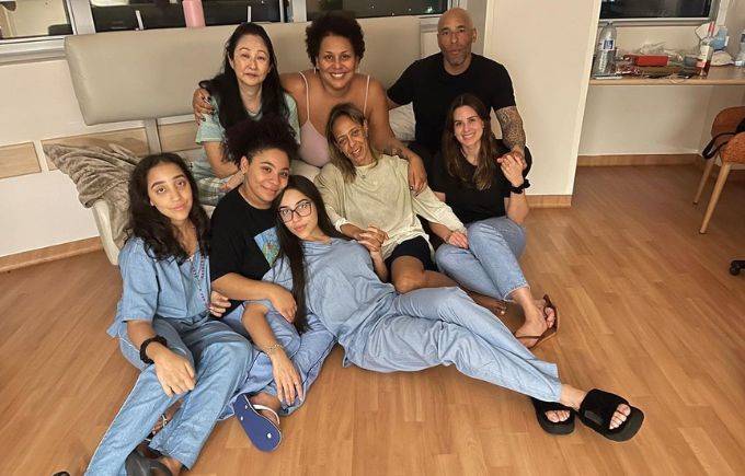 Filha de Pelé publica foto da família em hospital