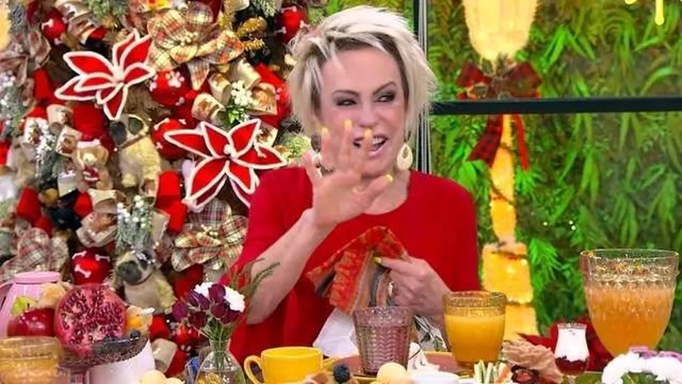 Foto de Ana Maria Braga no set do Mais Você, com decoração de Natal