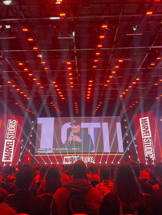 Painel da Disney também teve destaque sobre Marvel e Homem-Formiga. Foto mostra sala de conferência com um homem no palco, com letreiro lateral escrito Marvel