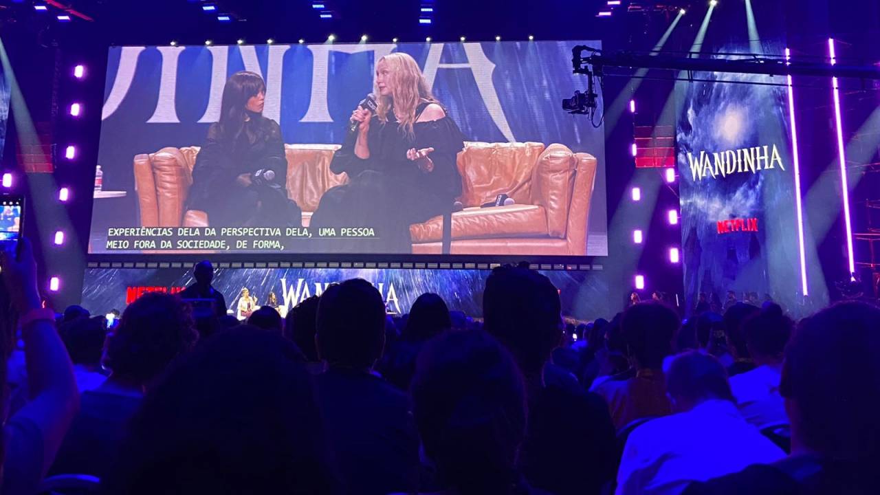 Jenny Ortega, a Wandinha, no painel da Netflix