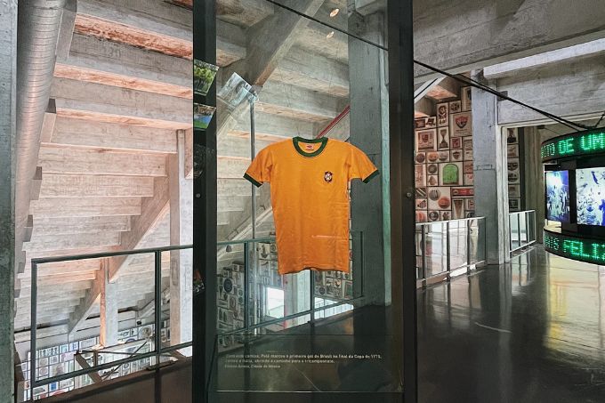 Camisa que Pelé usou na Copa de 70 volta a ser exibida no Museu do Futebol