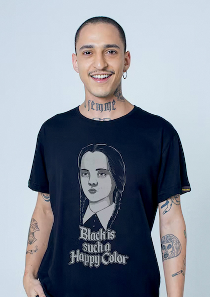 camiseta.jpg Imagem mostra homem com camiseta preta, sorrindo