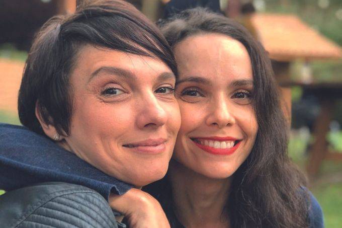Débora Falabella abre espaço de teatro com irmã e planeja filme com marido