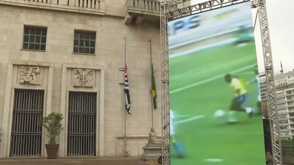 Prefeitura instala telão em homenagem a Pelé no Viaduto do Chá