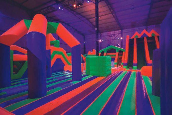 Parque de infláveis PopHaus ganha brinquedo que brilha no escuro