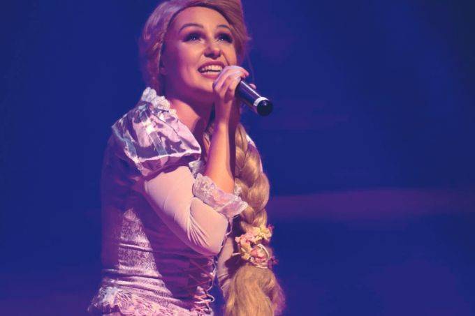 Princesas fazem show natalino no Central Plaza Shopping neste sábado