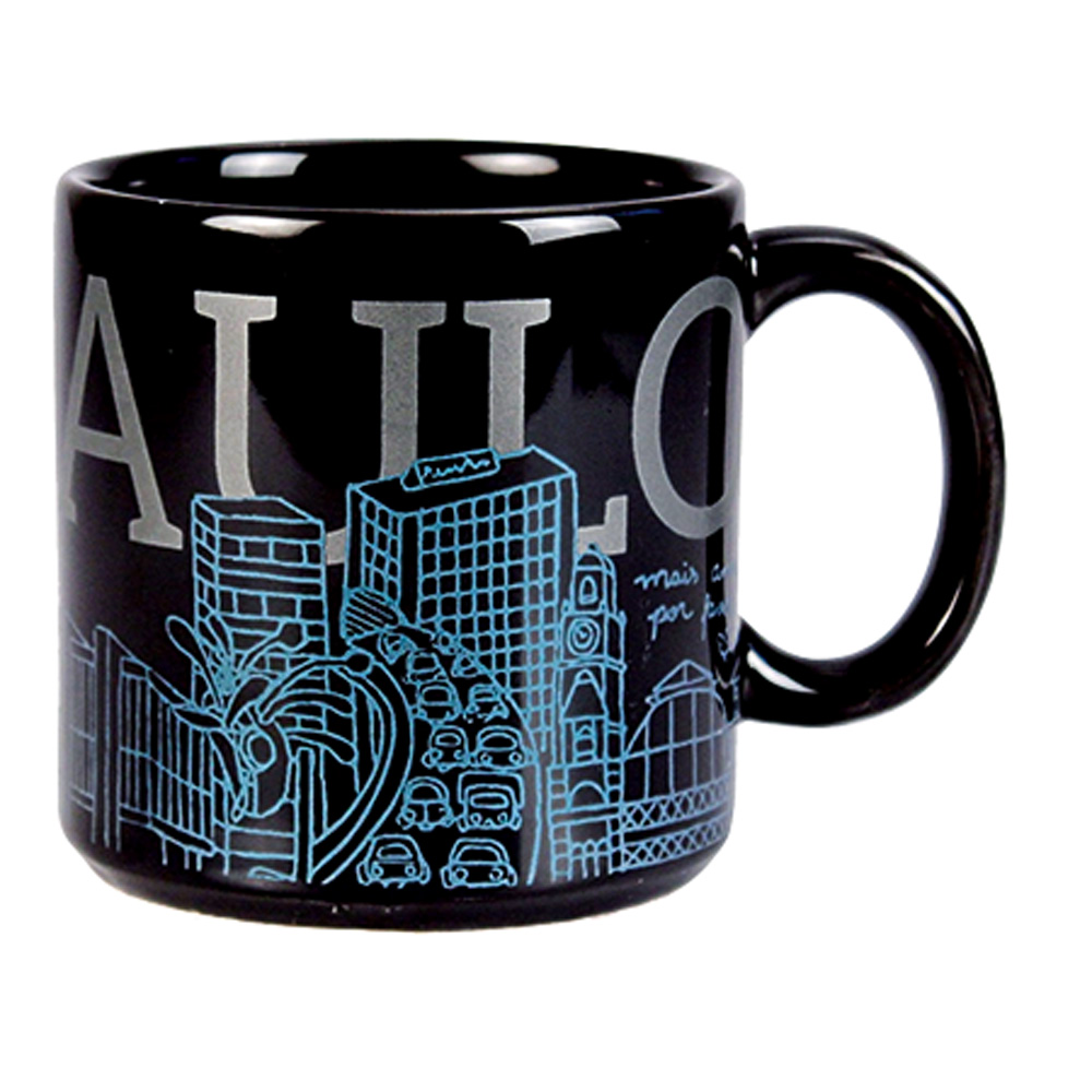 Caneca preta com ilustra&ccedil;&atilde;o azul clara dos pr&eacute;dios e &aacute;rvores de S&atilde;o Paulo na base. Em cima, a palavra 