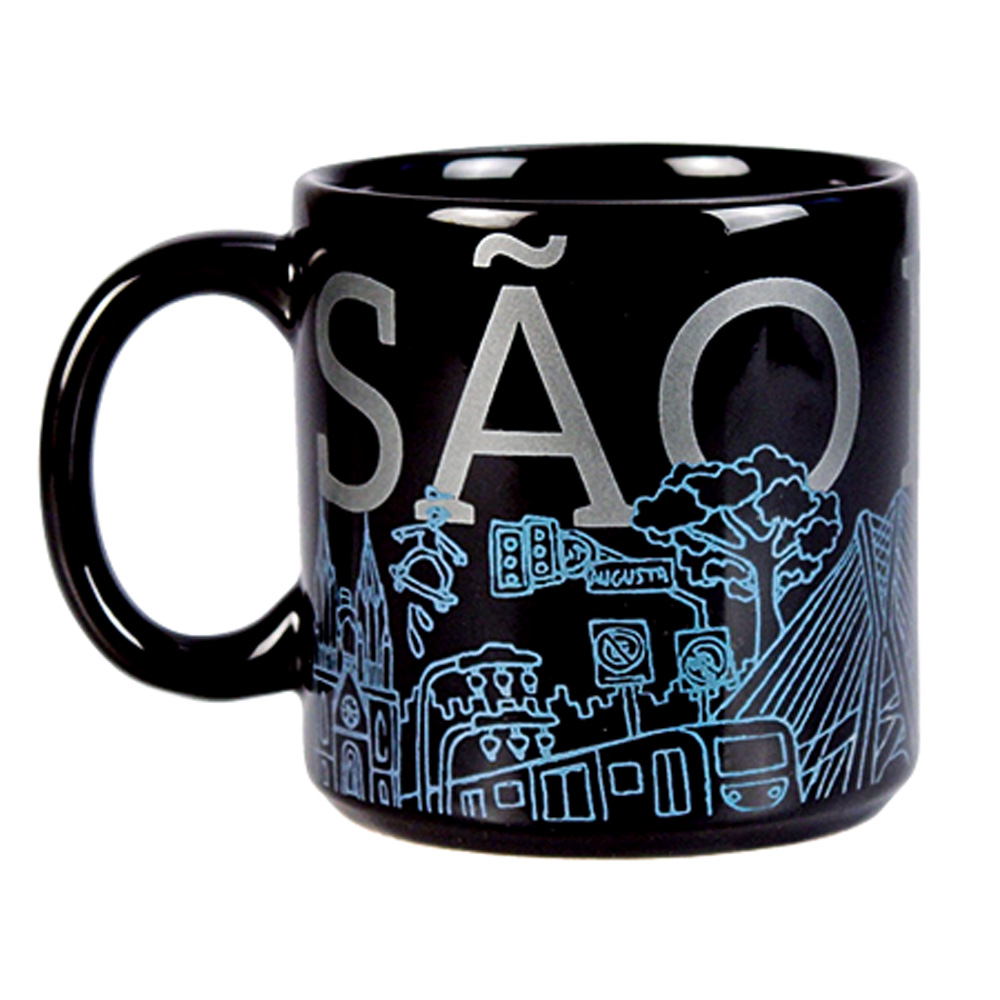 Caneca preta com ilustra&ccedil;&atilde;o azul clara dos pr&eacute;dios e &aacute;rvores de S&atilde;o Paulo na base. Em cima, a palavra 