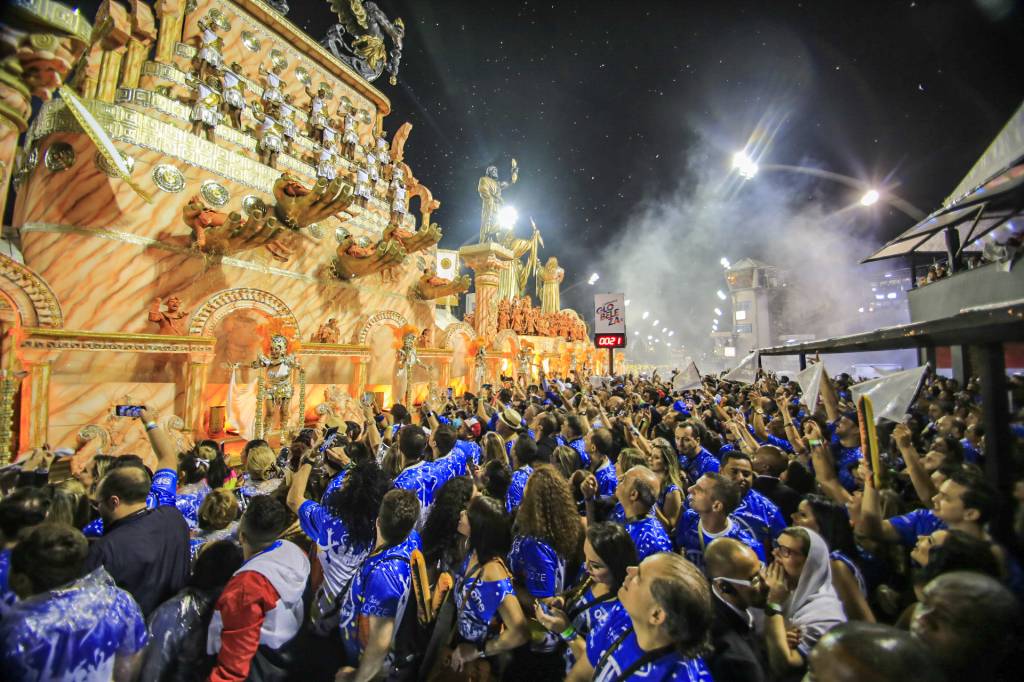 Cassinos, drinques e motel: por dentro dos camarotes do Sambódromo