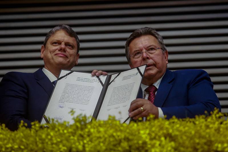 Presidente da Alesp assina lei que eleva salário de Tarcísio em 50%