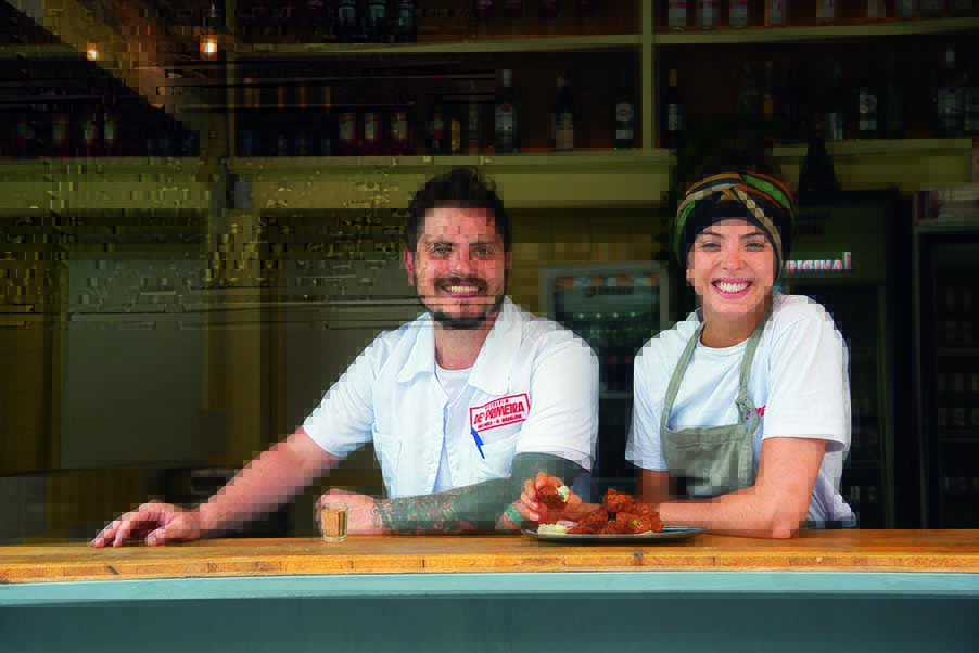 Julia Tricate e Gabriel Coelho: casal toca o De*Primeira Julia Tricate e Gabriel Coelho: casal toca o De*Primeira