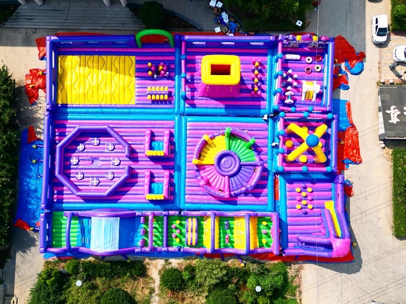 parque gloob super jump Brinquedos infláveis do Parque Gloob Super Jump vistos de cima. São todos coloridos
