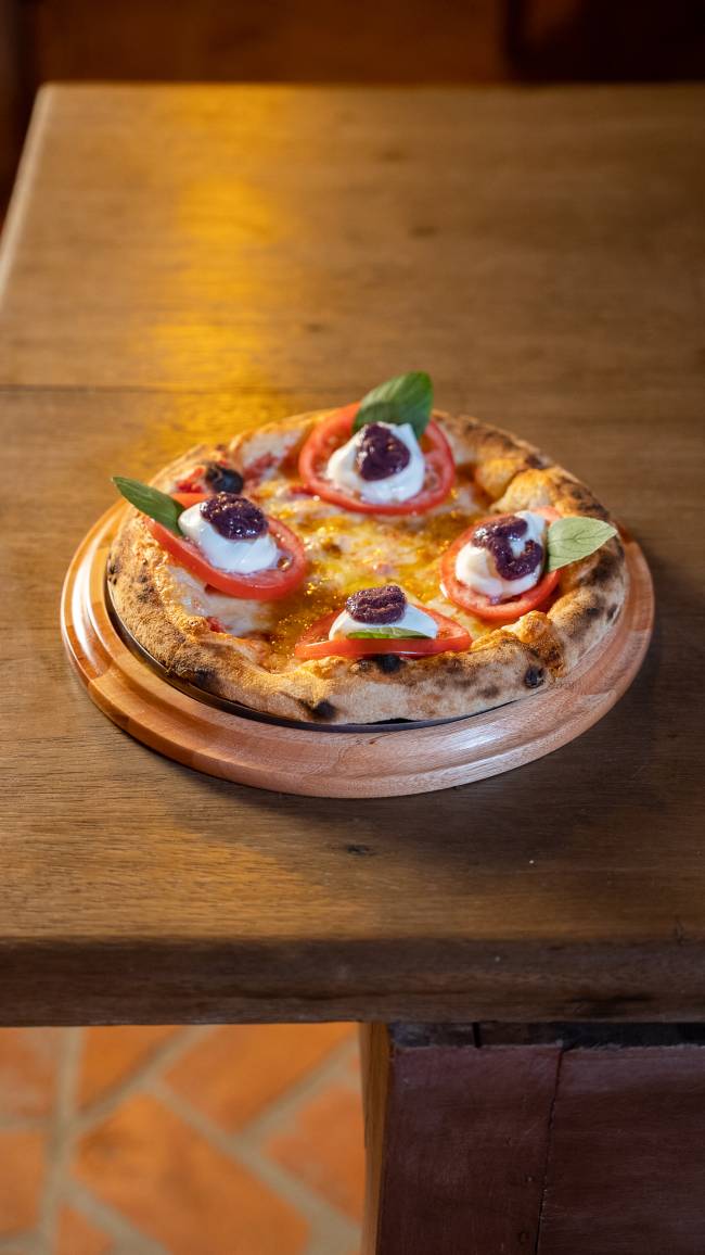 pizza villa napoli pizza em cima da mesa de madeira