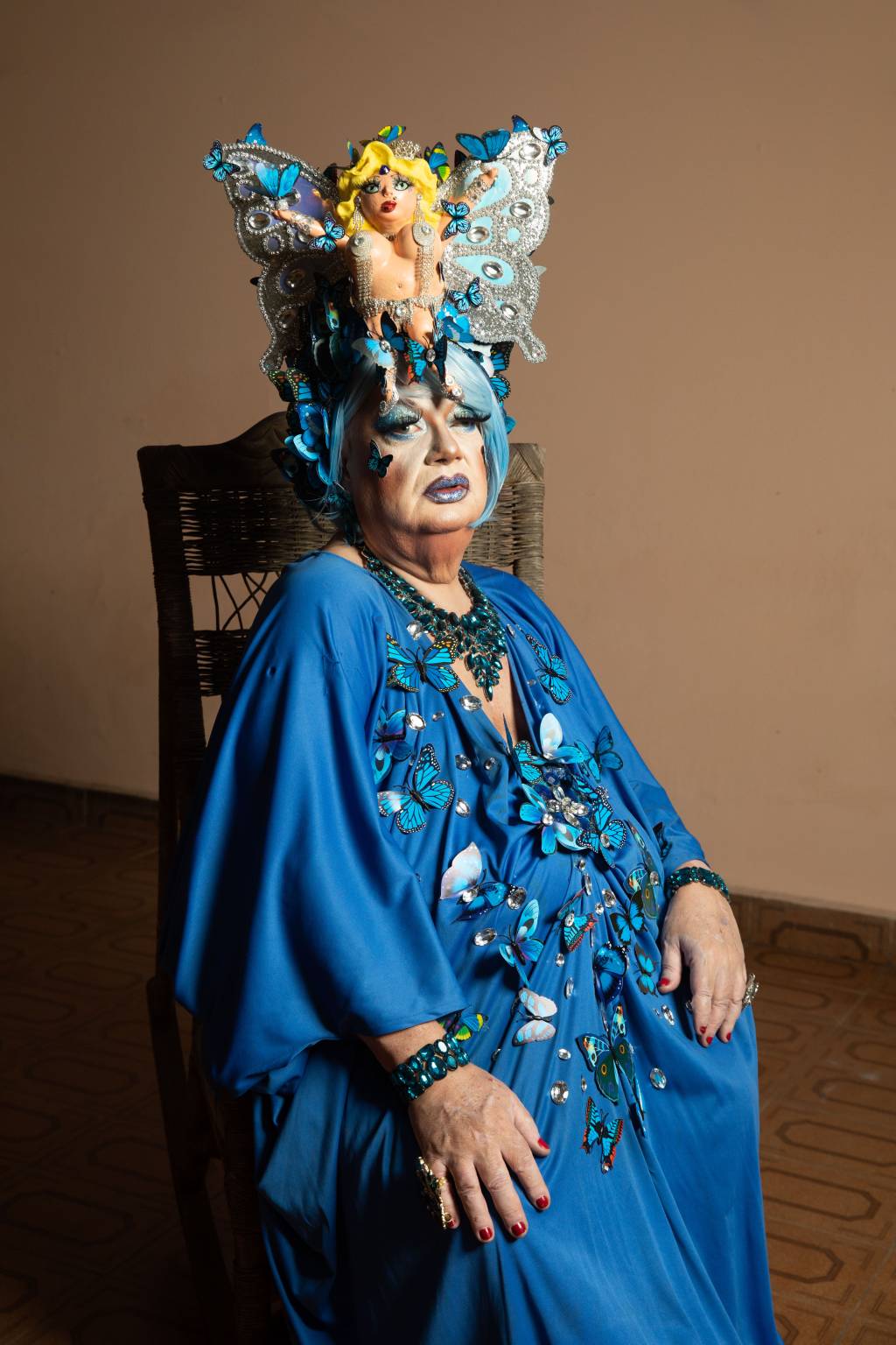 kaka di polly Imagem mostr pessoa com maquiagem e roupa azul sentada em cadeira