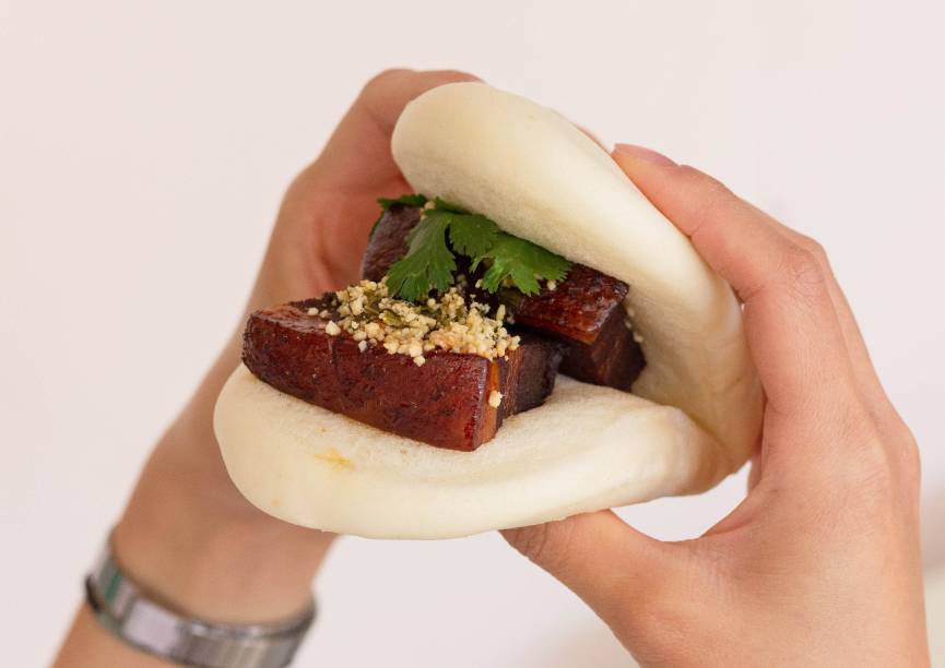 Bao de pancetta: com farinha de amendoim, coentro e mostarda fermentada Bao de pancetta: com farinha de amendoim, coentro e mostarda fermentada