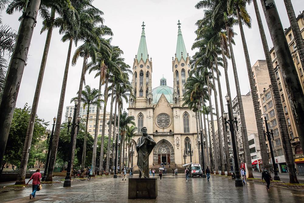 Polícia investiga distribuição de marmitas a moradores de rua que passaram mal no Centro