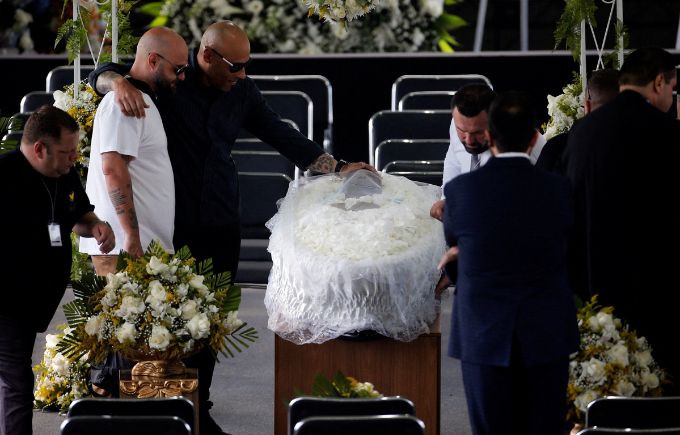 Rei do futebol é velado em gramado do estádio da Vila Belmiro, em Santos