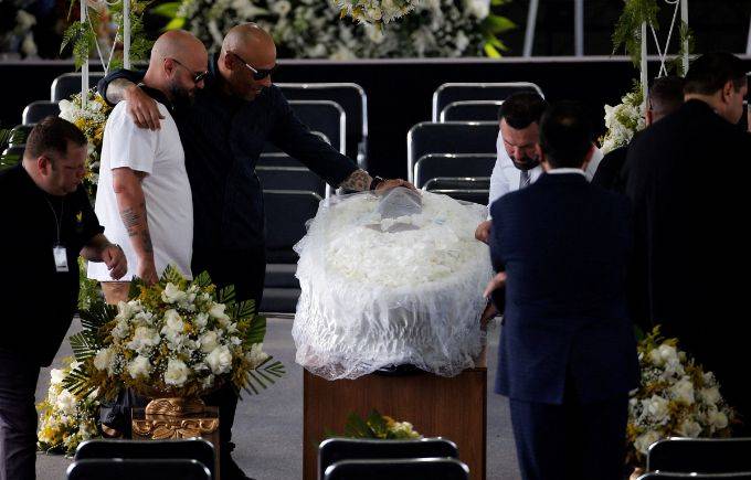 Corpo de Pelé é recepcionado por torcedores em Santos