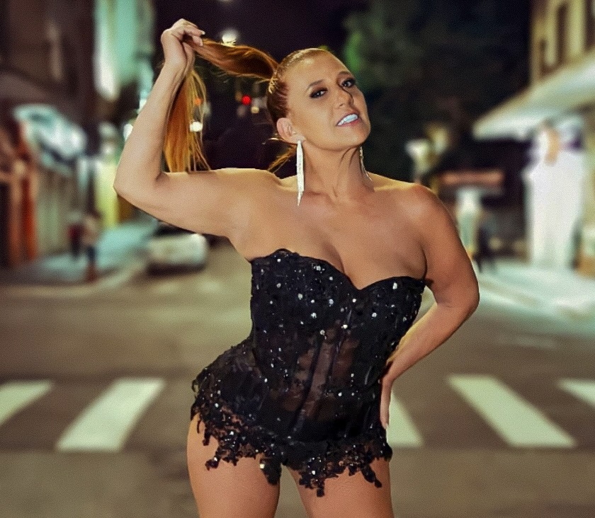 Rita Cadillac se apresenta em circo aberto no terreno do antigo Carandiru