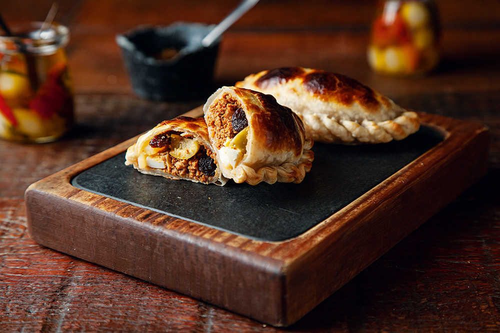 uma empanada cortado ao meio