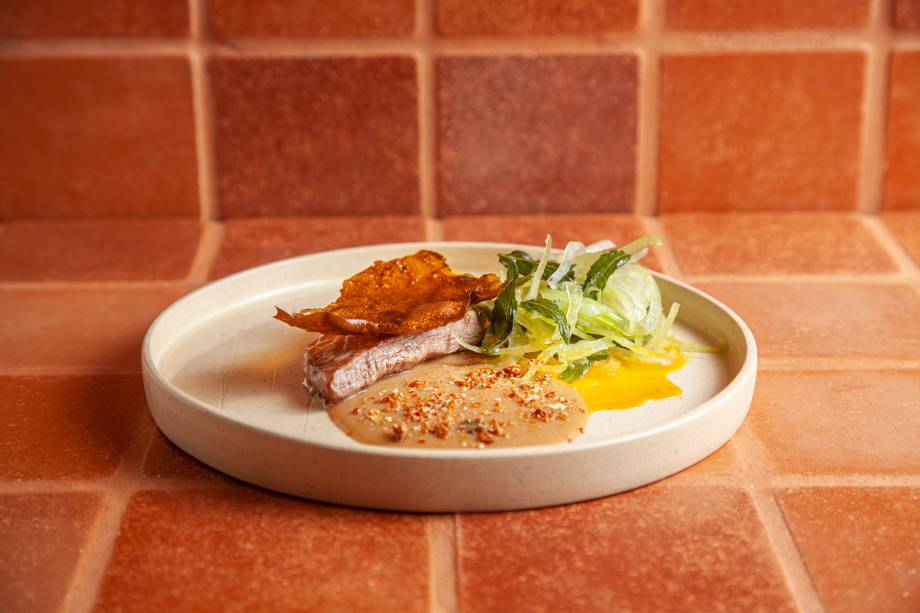 Secreto: corte de porco ibérico ao molho de laranja na companhia de creme de pão e folhas Secreto: corte de porco ibérico ao molho de laranja na companhia de creme de pão e folhas