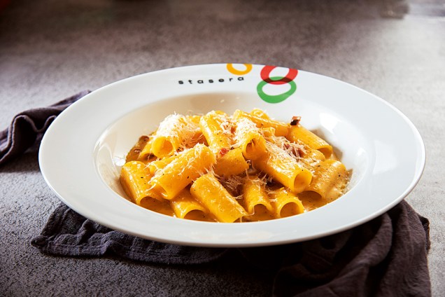Carbonara: feito com rigatoni