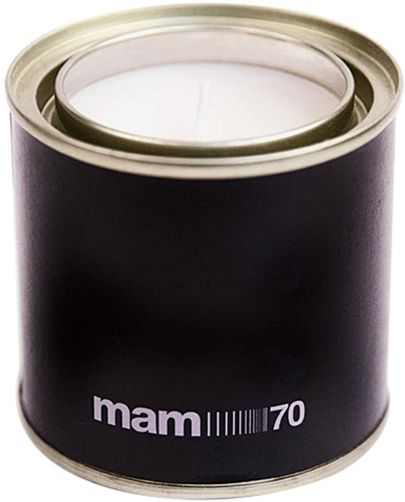 Vela decorativa branca em lata preta com os dizeres 