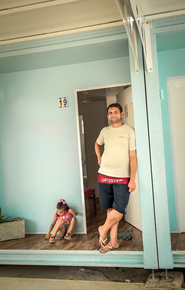 VILAREECONTRO_16.JPG O vendedor Rafael Cortez com a filha Sophia