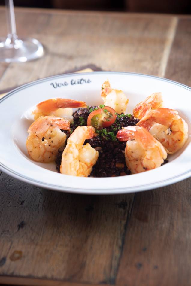 Camarão à provençal: servidos com arroz negro cozido em bisque e vinho branco Camarão à provençal: servidos com arroz negro cozido em bisque e vinho branco