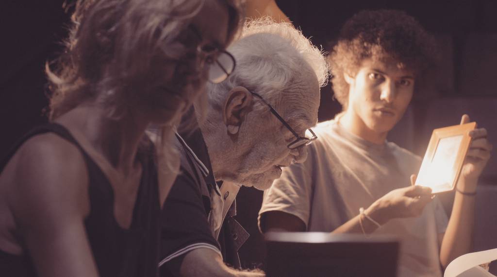 Aos 88 anos, Rogério Fróes volta aos palcos com filha e neto