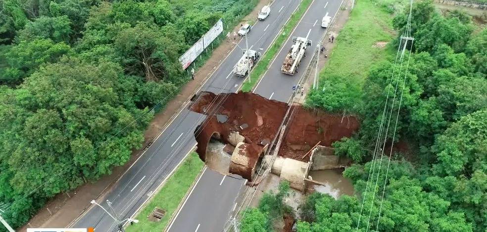 Bombeiros buscam menina que sumiu há 7 dias em córrego em Araraquara