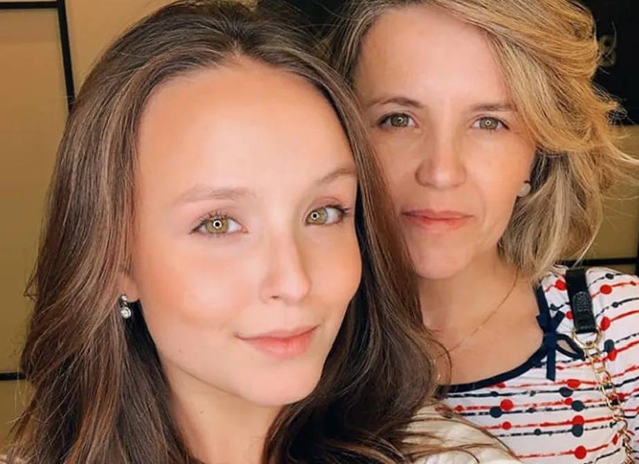 Mãe de Larissa Manoela é indiciada por intolerância religiosa