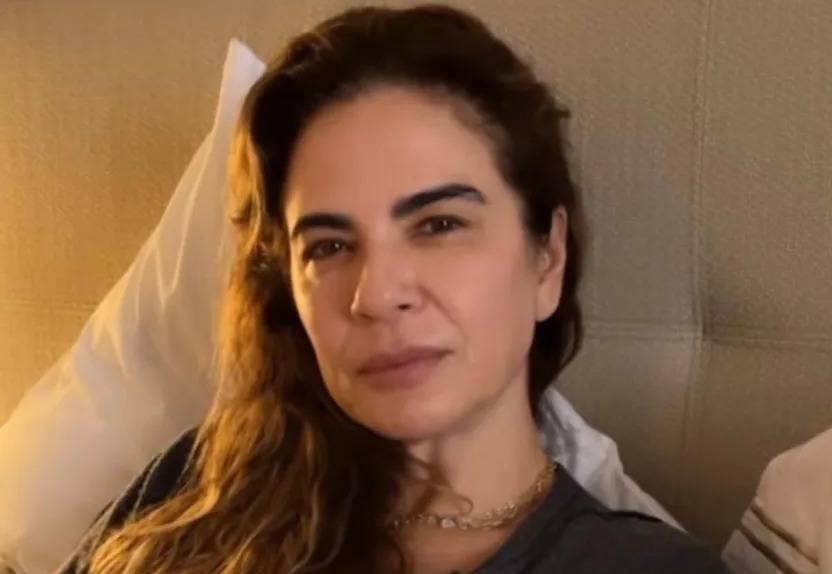 Luciana Gimenez mostra recuperação de acidente e chora ao andar de muletas