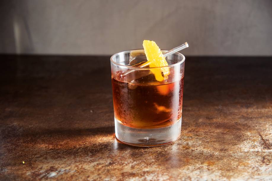rabo de galo (cachaça Pindorama, Cynar, vermute tinto e um pouco de Angostura de laranja; R$ 32,00), rabo de galo (cachaça Pindorama, Cynar, vermute tinto e um pouco de Angostura de laranja; R$ 32,00),
